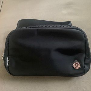 NWT Lululemon Everywhere Belt Bag in black